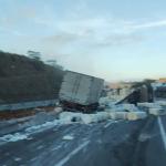 Acidente entre carreta e caminhão fecha a rodovia Fernão Dias em Minas