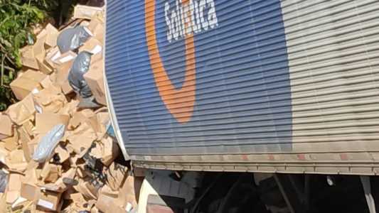 Carga ficou esparramada na rodovia