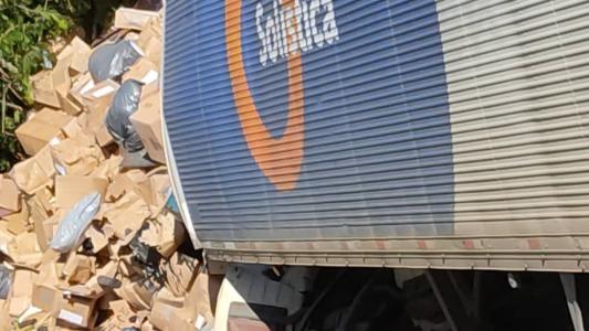 Carga ficou esparramada na rodovia