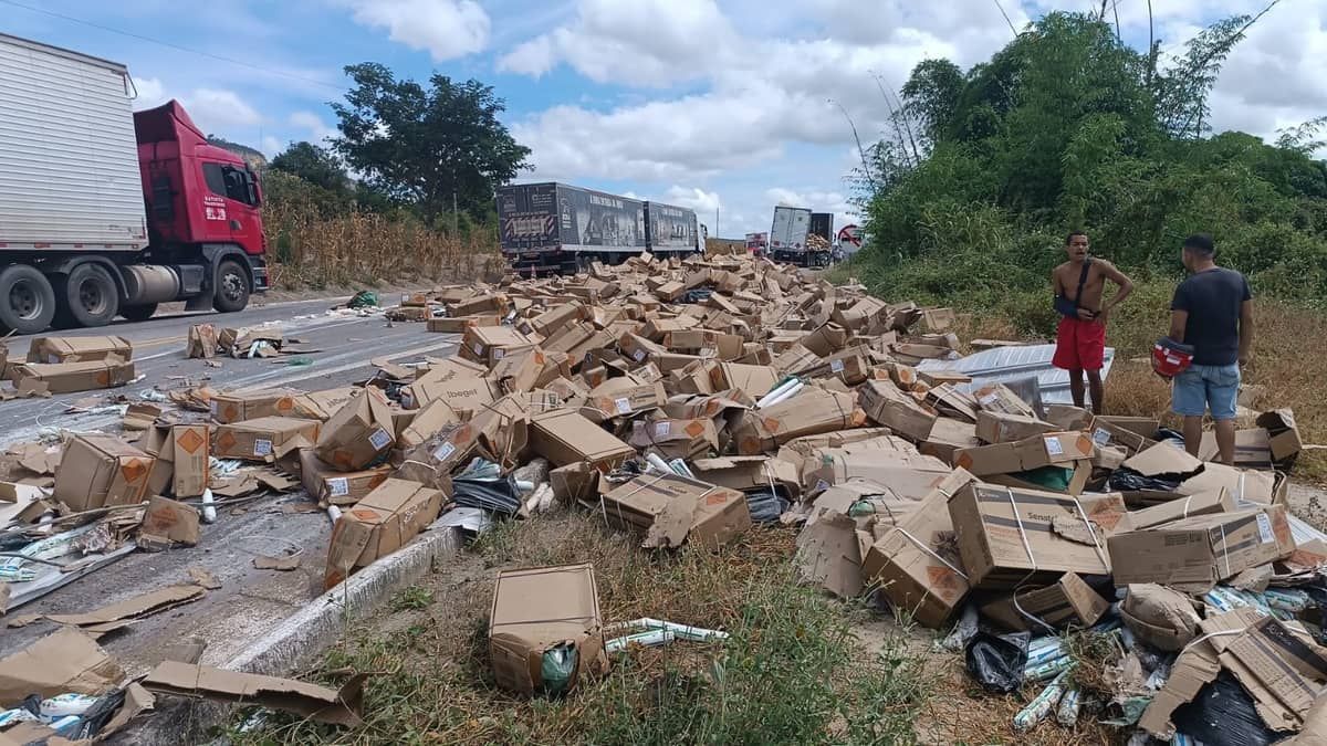 Caminhão com dinamites tomba na BR-116 em Itaobim (MG)
