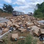 Caminhão com dinamites tomba na BR-116 em Itaobim (MG)