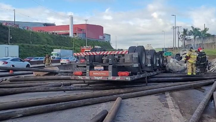 Carga mal acondicionada pode ter sido a causa do acidente de carreta na Rodovia Fernão Dias, em Betim (MG)