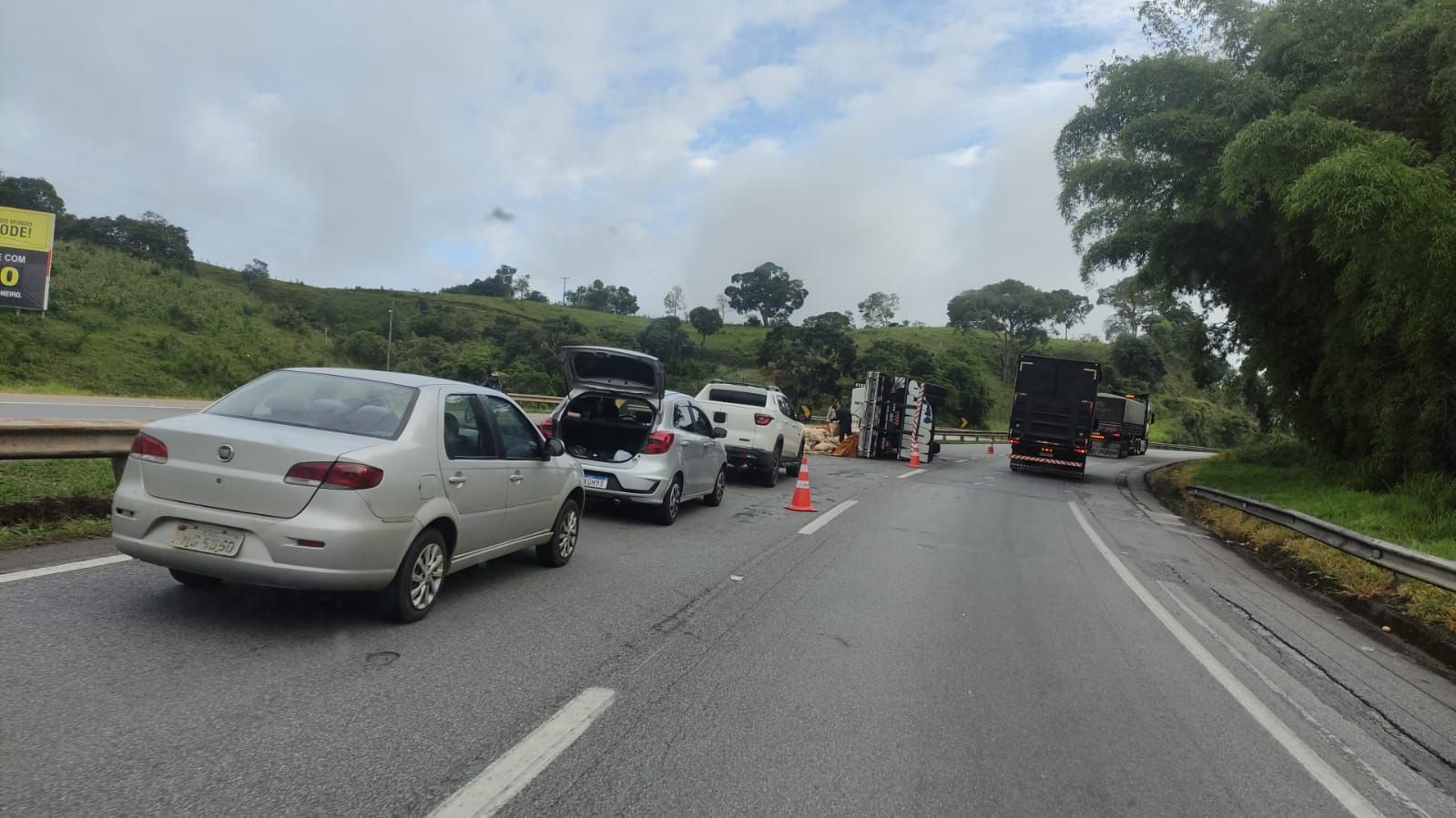Caminhão com 15 toneladas de batatas tomba na Fernão Dias no Sul de Minas