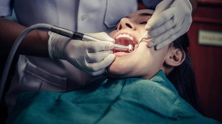 Cárie é considerada a doença dentária mais comum no Brasil que afeta pessoas de todas as idades e níveis socioeconômicos