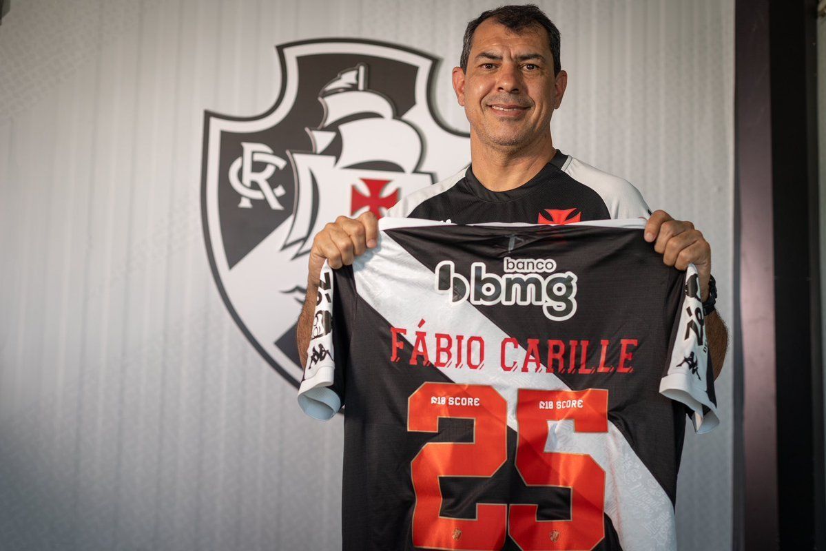 Fábio Carille e comissão técnica acompanham primeiro treino no CT do Vasco