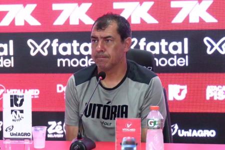 Fábio Carille, técnico do Vitória, durante entrevista coletiva