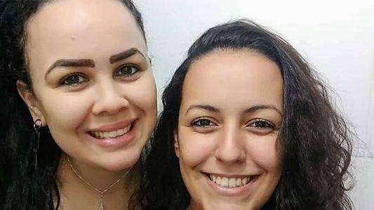 Carina Ramos (esq.) e Anaflávia Gonçalves participaram do assassinato de três membros da mesma família