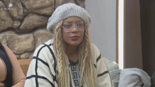 Cariúcha escuta atentamente recado de Adriane Galisteu