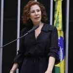 Saiba quem é Carla Zambelli, alvo de operação da PF sobre invasões no sistema do Judiciário