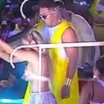 Carla Perez comete erro ao fazer 'chá revelação' em trio elétrico e se suja toda de azul; veja