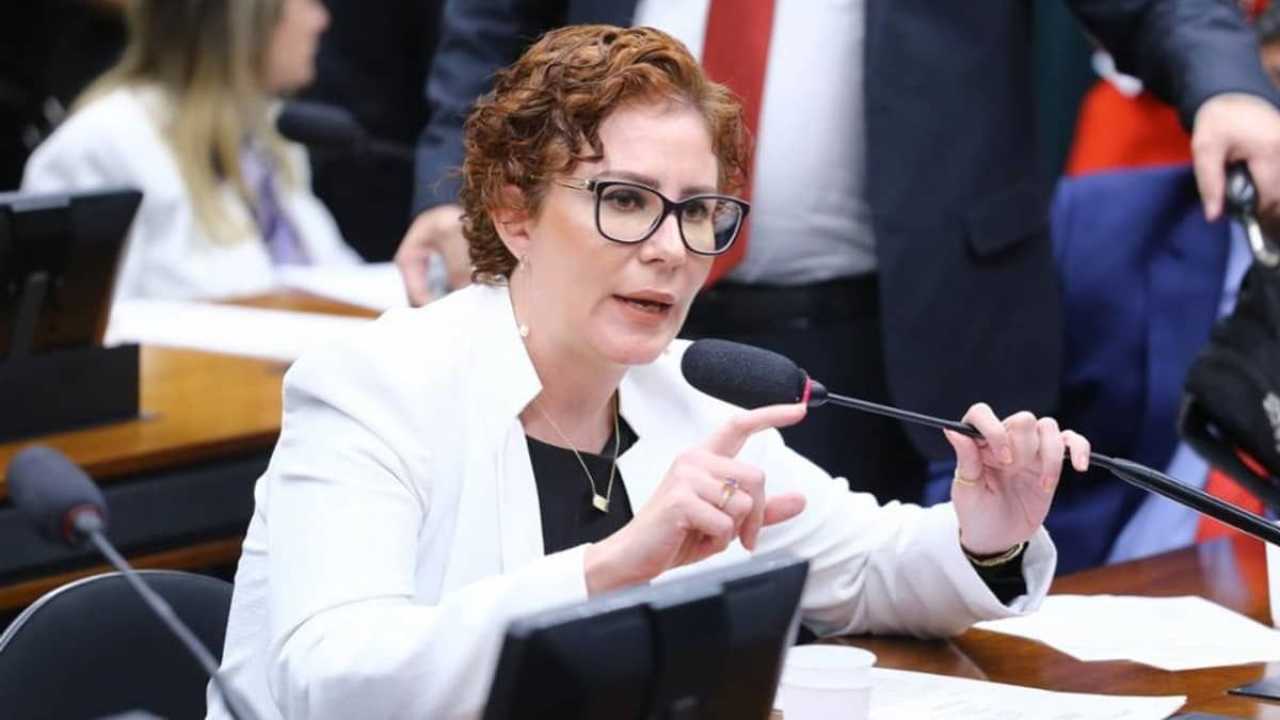 Ex-deputada federal Carla Zambelli comemora saída da prisão na Itália ...