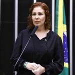 Defesa de Carla Zambelli recorre ao STF contra condenação a 10 anos de prisão
