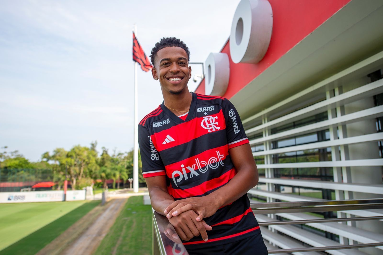 Vivendo o sonho, Carlinhos se vê maduro para desafio no Flamengo