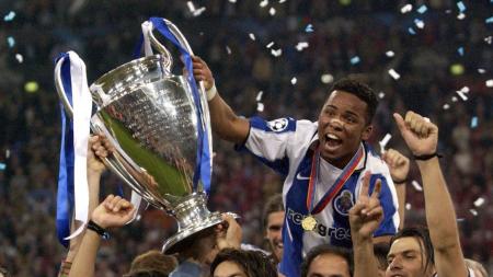 Carlos Alberto com o troféu de campeão da Uefa Champions League em 2004