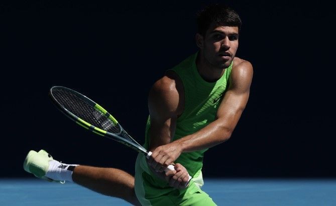 Alcaraz leva susto mas garante vitória no Australian Open; Sabalenka avança