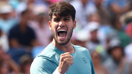 Carlos Alcaraz celebra ponto em jogo deste sábado (16) contra Alexander Zverev