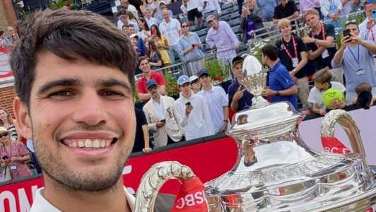 Carlos Alcaraz com troféu de campeão do Torneio de Queens 2025