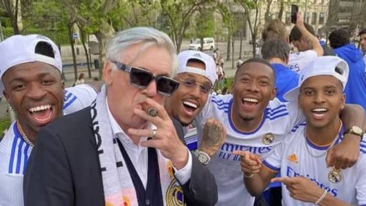 Carlo Ancelotti com jogadores do Real Madrid depois da conquista da Champions, em 2022