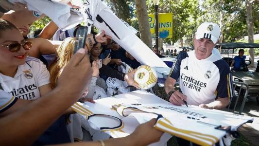 Carlo Ancelotti distribui autógrafos para torcedores do Real Madrid nos Estados Unidos