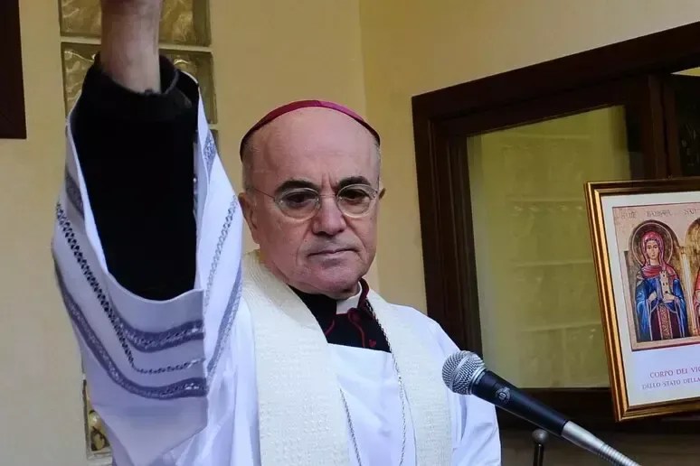Arcebispo que tem desafeto com papa Francisco é acusado de cisma; entenda