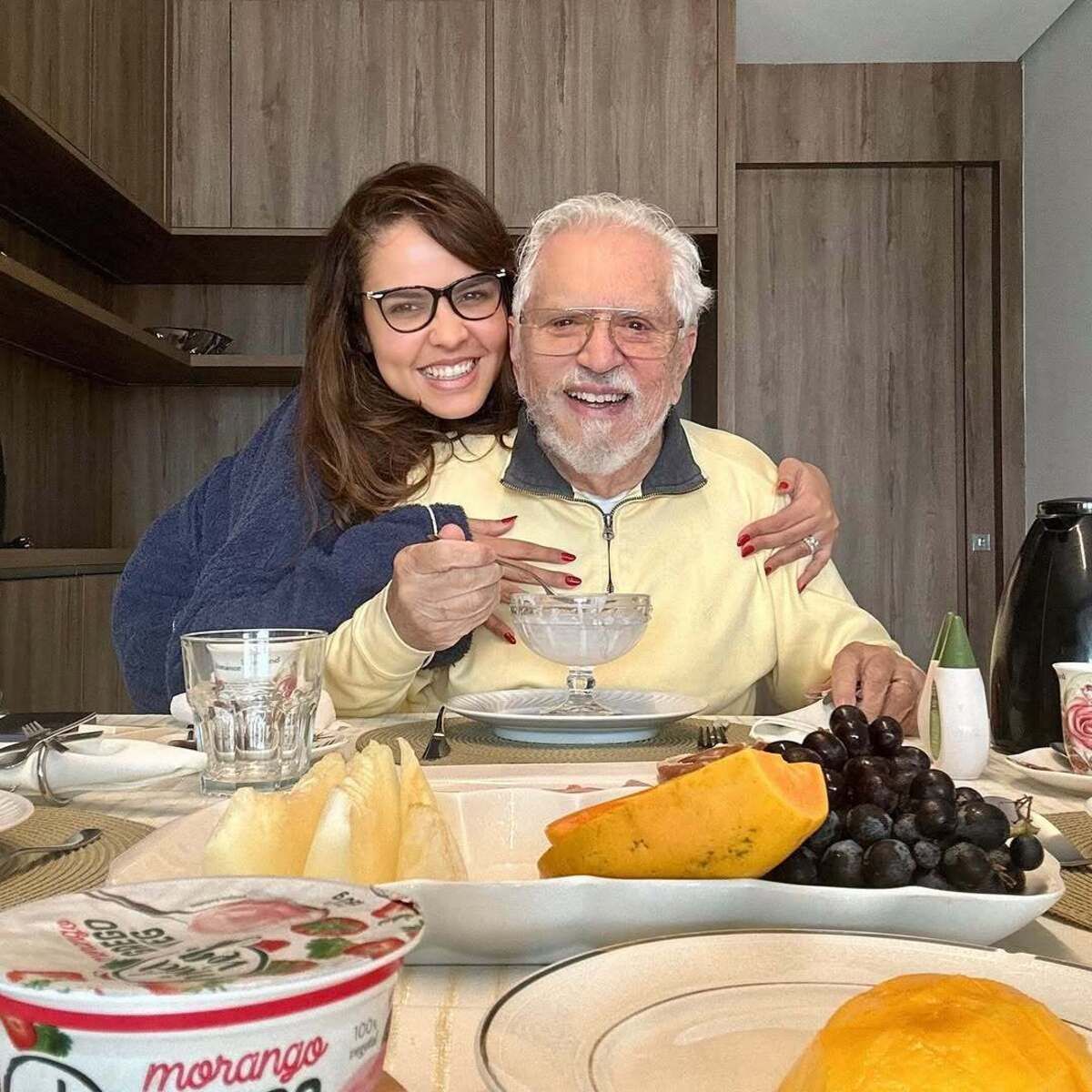 Internado em São Paulo, Carlos Alberto de Nóbrega recebe carinho da esposa