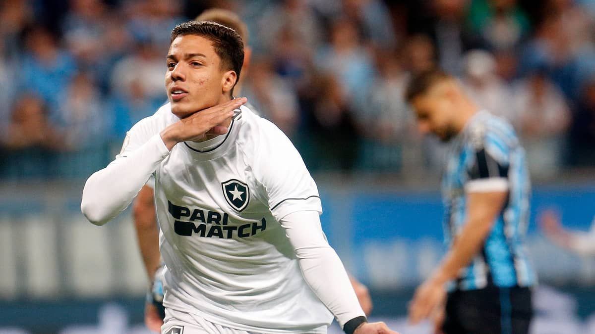 Em alta com Caçapa, Carlos Alberto perde espaço no Botafogo e tem futuro indefinido