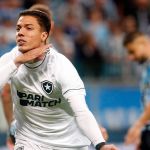 Em alta com Caçapa, Carlos Alberto perde espaço no Botafogo e tem futuro indefinido