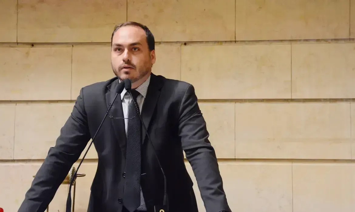 Carlos Bolsonaro afirma que pratica snowboard desde pequeno