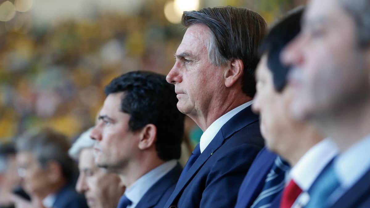 Carlos critica Moro por silêncio após TSE tornar Jair Bolsonaro inelegível