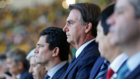 Carlos Bolsonaro cobrou de Moro uma posição sobre a decisão do TSE que condenou Jair Bolsonaro