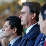 Carlos critica Moro por silêncio após TSE tornar Jair Bolsonaro inelegível