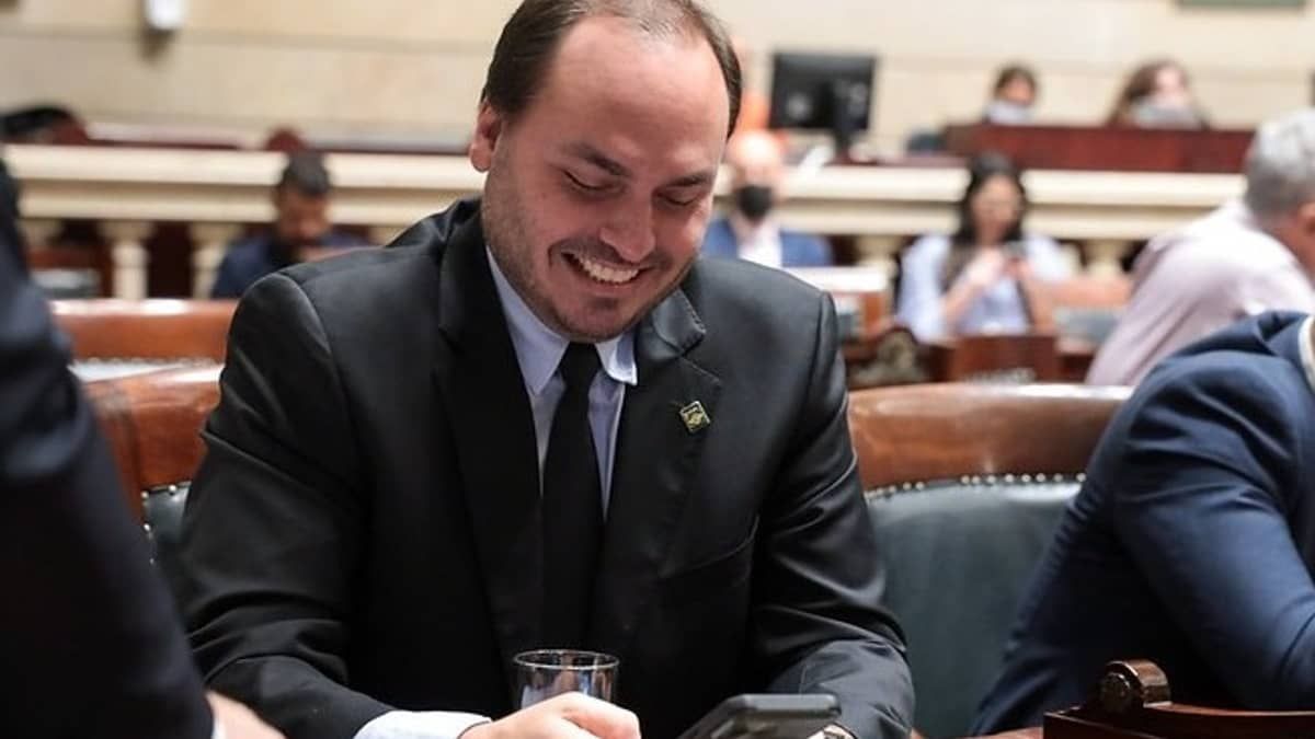Laudo aponta indício de rachadinha em gabinete de Carlos Bolsonaro