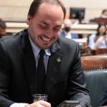 Por meio de assessora, Carlos Bolsonaro teria pedido ajuda a Ramagem sobre investigação contra pai e irmãos