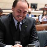Por meio de assessora, Carlos Bolsonaro teria pedido ajuda a Ramagem sobre investigação contra pai e irmãos