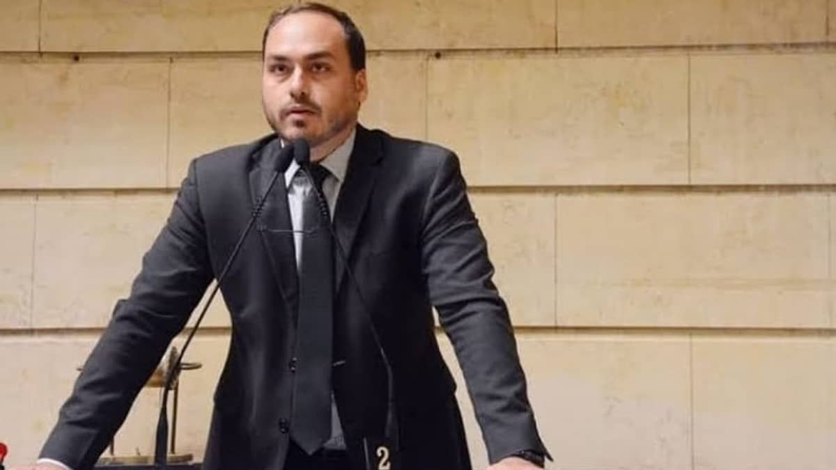 Investigado, Carlos Bolsonaro se manifesta sobre relatório da PF que aponta espionagem ilegal na Abin