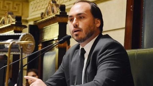 Carlos Bolsonaro ficará afastado, sem salário, até 30 de setembro