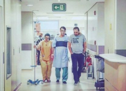 Carlos Bolsonaro posto foto ao lado do pai, o ex-presidente Jair Bolsonaro, após nova cirurgia