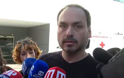 Carlos Bolsonaro foi até a porta de hospital, em Brasília, para tentar ver o ex-presidente Jair Bolsonaro na chegada para internação