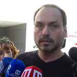 Do lado de fora do hospital, Carlos Bolsonaro diz que ainda espera ver ex-presidente