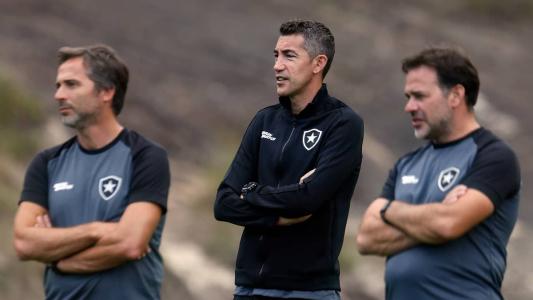 Carlos Cachada, Bruno Lage e Jhony Conceicao em atividade no CT Lonier, do Botafogo