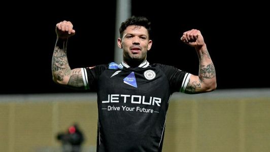 Carlos celebra um de seus três gols na Arábia