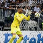 Invencibilidade, pênalti defendido e aval do técnico: Carlos Miguel completa um ano da estreia no Corinthians 