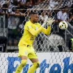 Invencibilidade, pênalti defendido e aval do técnico: Carlos Miguel completa um ano da estreia no Corinthians