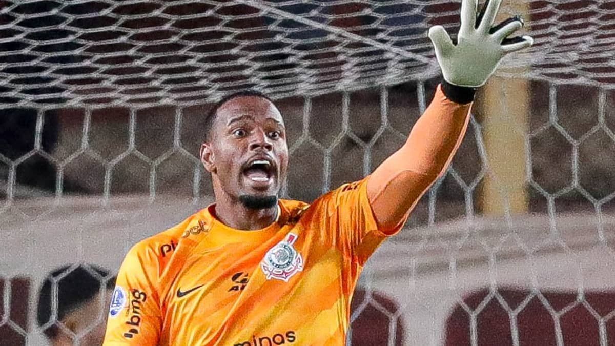 Goleiro do Corinthians cutuca técnico do Universitario: 'Pode chorar à vontade'