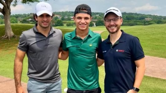 Carlos Sainz, da Ferrari, e Lando Norris, da McLaren, tiraram foto com fã