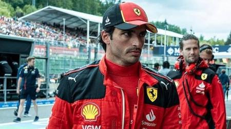 Carlos Sainz vive novo romance após término