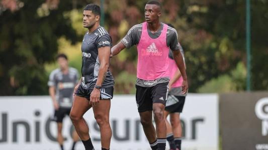 Carlos Ventura durante treino com a equipe principal do Atlético