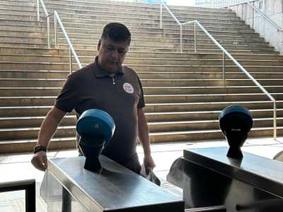 Candidato pelo Podemos, Carlos Viana cumpriu agenda de campanha na Estação Central do metrô de BH