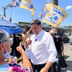 Viana diz que pode terceirizar restaurantes populares e ouve cobranças de frequentadores durante agenda