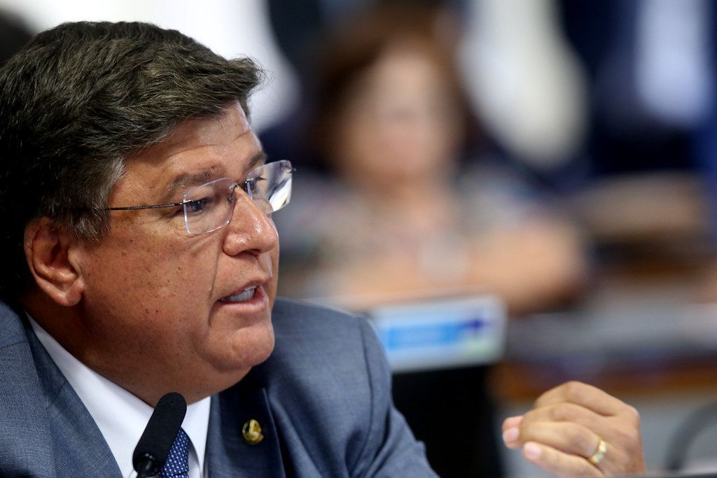 Na véspera de cirurgia para retirar tumor, Carlos Viana diz que 'está bem'